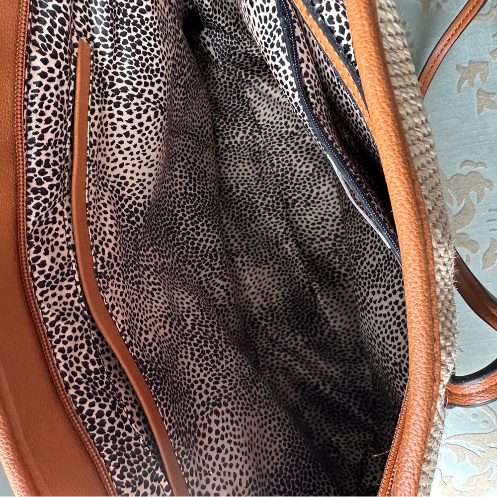 Carried once or twice, large summery vegan leather and straw tote. Top zip - Picture 3 of 3